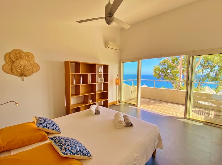 ห้องนอน #4 ชั้นบนพร้อมเครื่องปรับอากาศพัดลมและเตียง 160 x 200