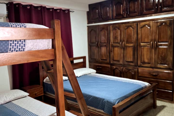 El tercer posee una cama camera y una litera con cama camera debajo y cama personal arriba / The third has a double bed and a bunk bed with a double bed below and a single bed above