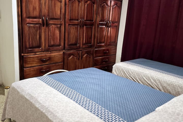 El segundo cuarto está equipado con una cama camera y otra tamaño personal, closet, aire acondicionado, televisor y ventilador / The second room is equipped with a double bed and a single bed, closet, air conditioning, television and fan