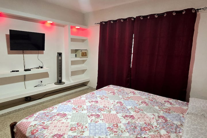 El primer cuarto posee sus cortinas black out para favorecer su descanso / The first room has blackout curtains to help you rest