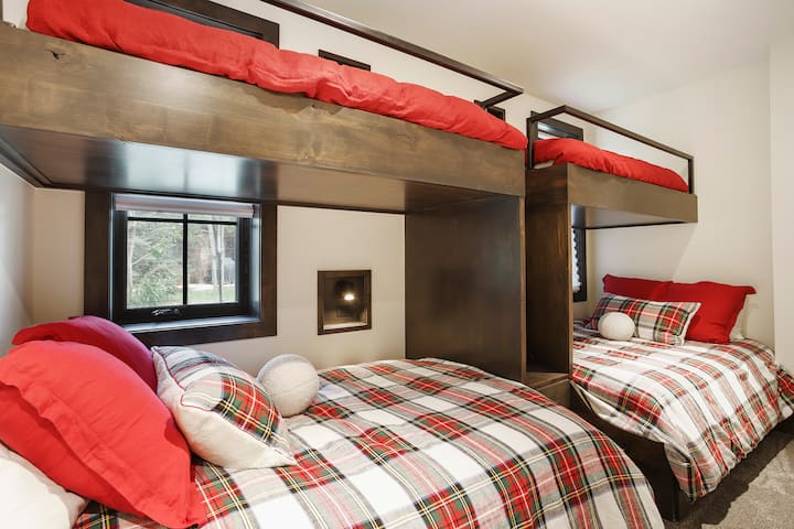 ห้องพักสองชั้นบนชั้นล่างมีเตียงควีนไซส์ที่สะดวกสบายสองเตียงบนชั้นล่างและเตียงแฝดสองหลังบนชั้นบนพร้อมไฟอ่านหนังสือในตัวและสถานีชาร์จสำหรับแต่ละเตียง 