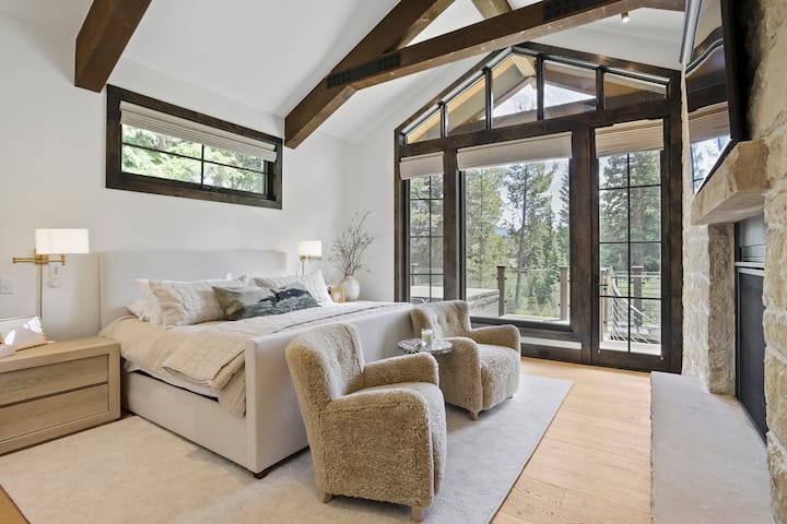 ห้องสวีทหลักที่กว้างขวางสามารถเดินออกไปยังดาดฟ้าและอ่างน้ำร้อนเตาผิงและห้องน้ำเต็มรูปแบบที่หรูหราของเขาและเธอ