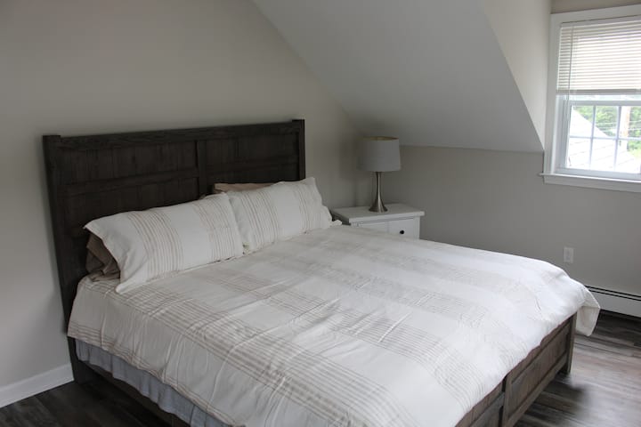 חדר שינה בקומה השנייה עם מיטת קינג סייז