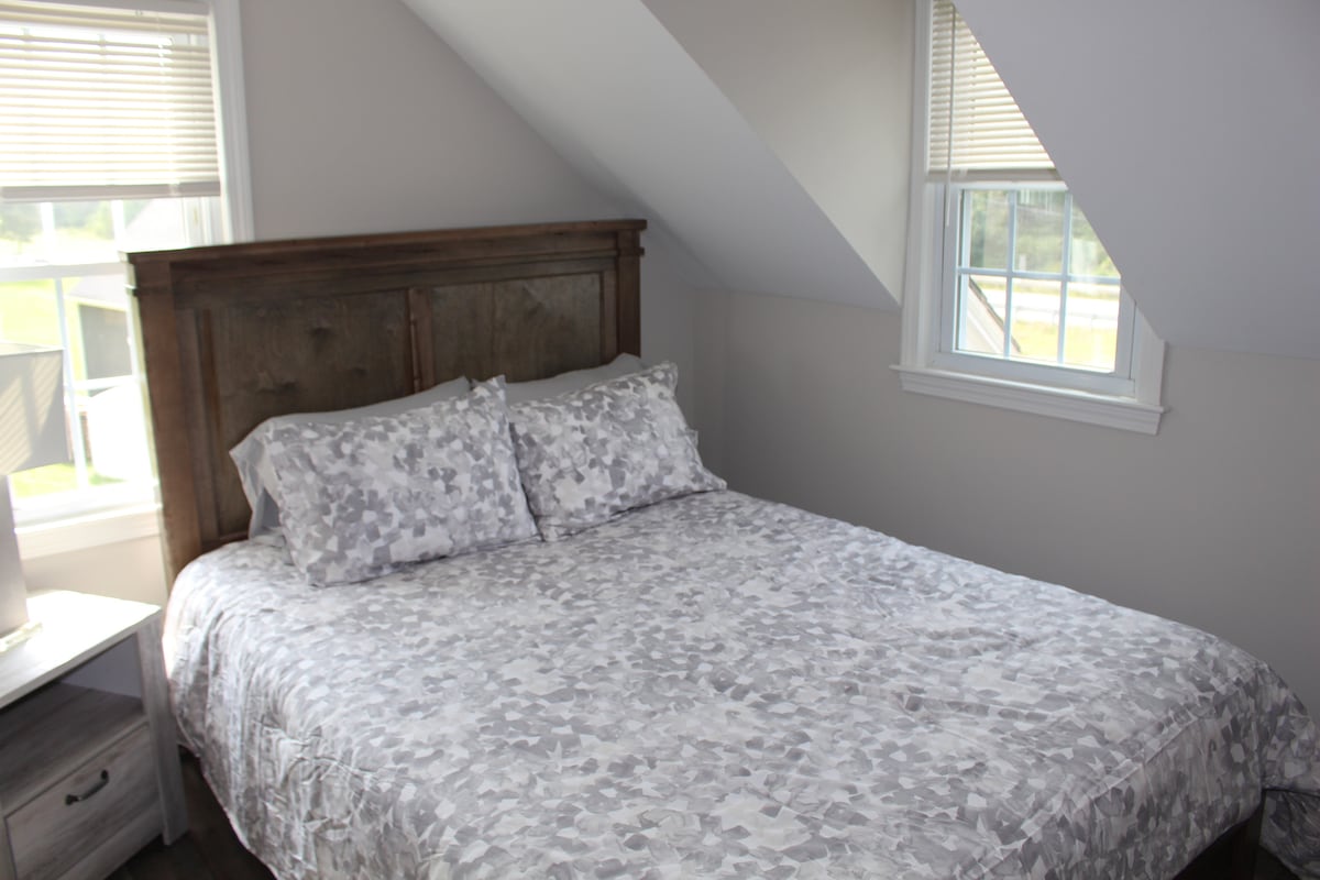 2nd Floor Bedroom with Full Bed