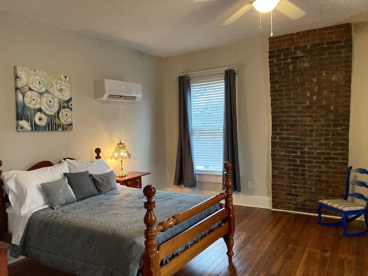 La chambre 3 est au deuxième étage et partage la salle de bain avec la chambre 2. Lit double. 