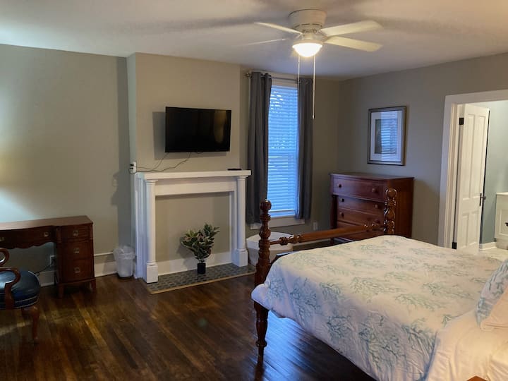 La chambre principale au premier étage dispose d'une salle de bain privée dans la chambre. Lit double. 