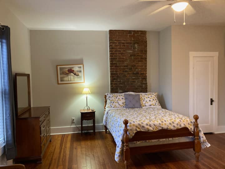 La chambre 2 est au deuxième étage et partage la salle de bain avec la chambre 3. Lit double. 