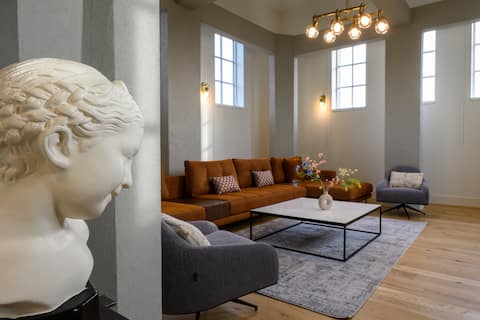 Upscale & Unique ~ Cinema Room ~ Terrace ~ Views!