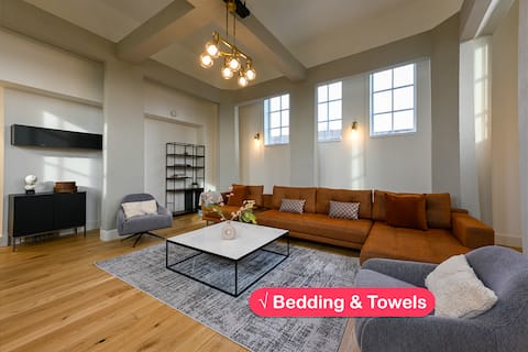 Upscale & Unique ~ Cinema Room ~ Terrace ~ Views!