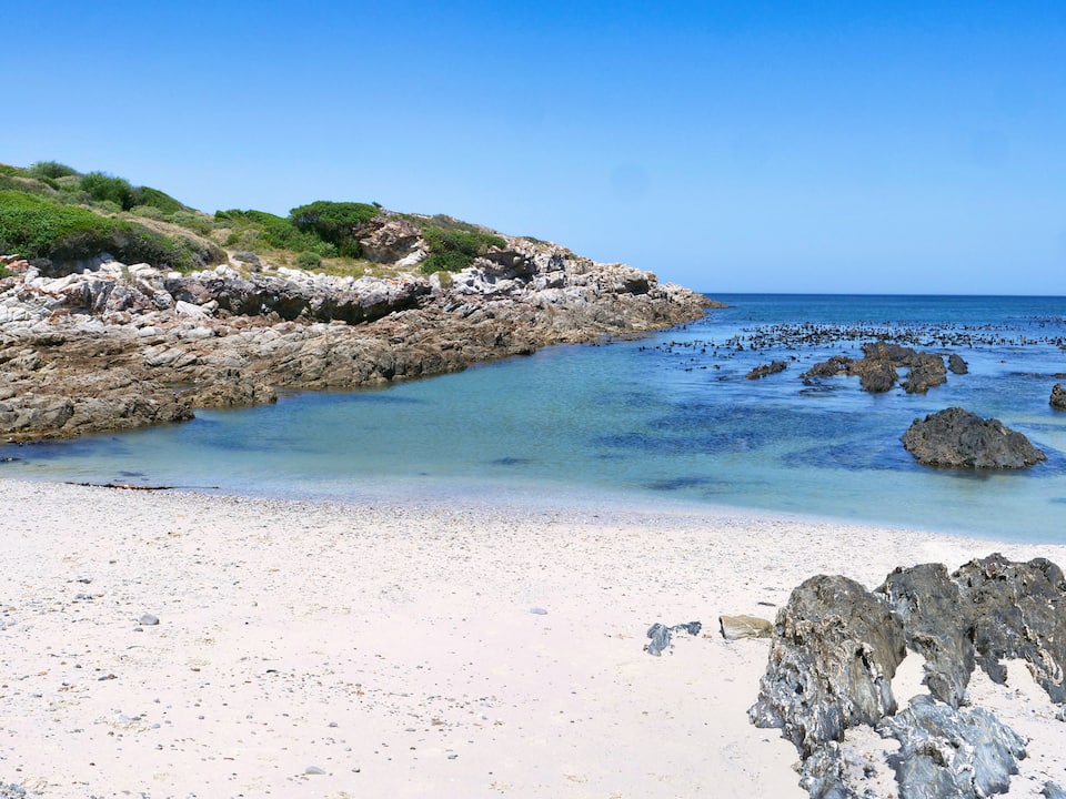 A white villa above Walker Bay's whale coast, De Kelders, Western Cape, South Africa, photo 9 of 10