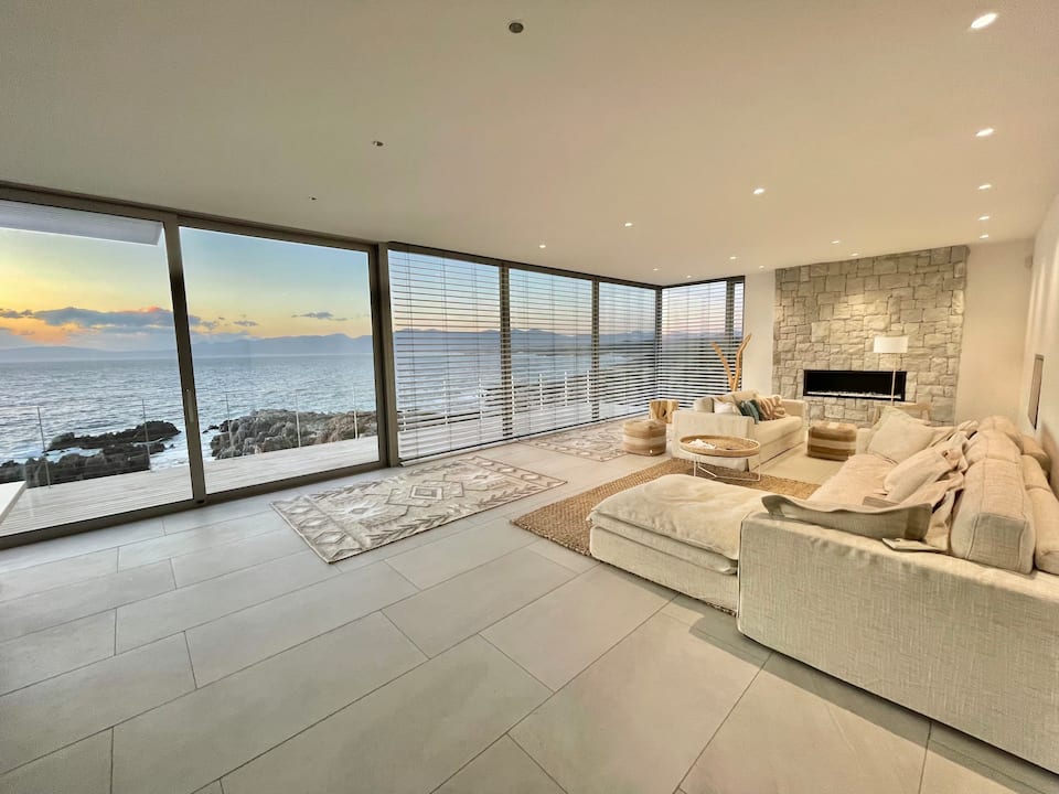 A white villa above Walker Bay's whale coast, De Kelders, Western Cape, South Africa, photo 3 of 10