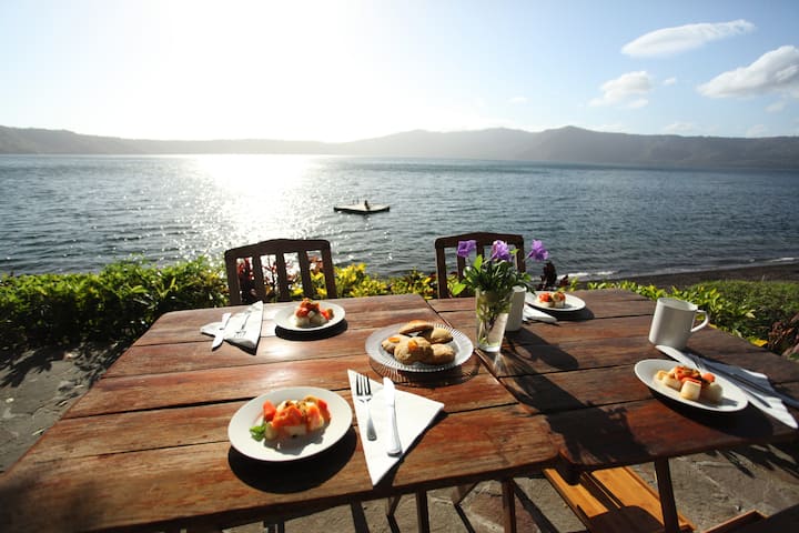Waterfront house on Laguna de Apoyo, 4BR Quinta Lee
