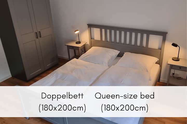 ダブルベッドと付属のバスルームを備えた居心地の良い寝室は、快適さとスタイルを兼ね備えています。 テラスのドアは、のどかな隠れ家を開けます。 広々としたクローゼットが雰囲気を補完しています。