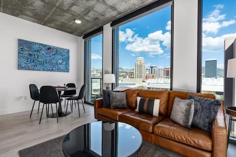 Successful Airbnb property: Best views! Lux 9th fl/Gym/Pking/Pool/Htub/King BD in Downtown