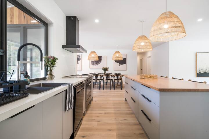 Coastal Luxe – Heated Pool, Tennis, Sauna, Acreage gallery image 5