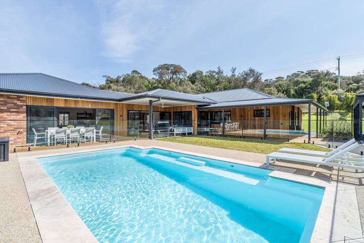 Coastal Luxe – Heated Pool, Tennis, Sauna, Acreage gallery image 2