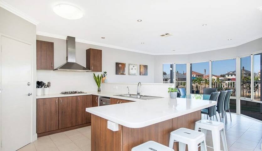 Villa Delfina Waterfront Canal Home gallery image 3