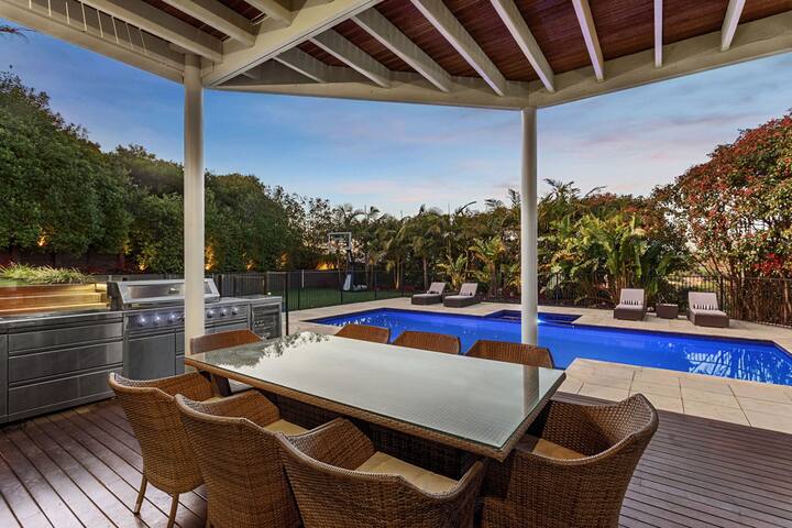 Luxury Retreat with Bay Views gallery image 2