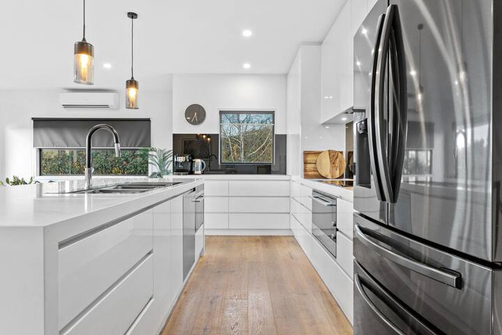 Luxury Retreat with Bay Views gallery image 5