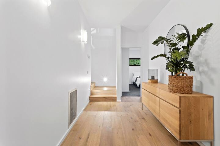 Luxury Retreat with Bay Views gallery image 4