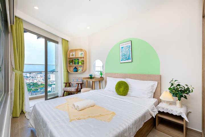 Chumba kikuu cha kulala kinajumuisha:
- Kabati 1
- meza 1 ya kuvaa
- kitanda 1 kikubwa chenye ukubwa maradufu
- kiyoyozi 1
kutazama jiji la pwani la Vung Tau