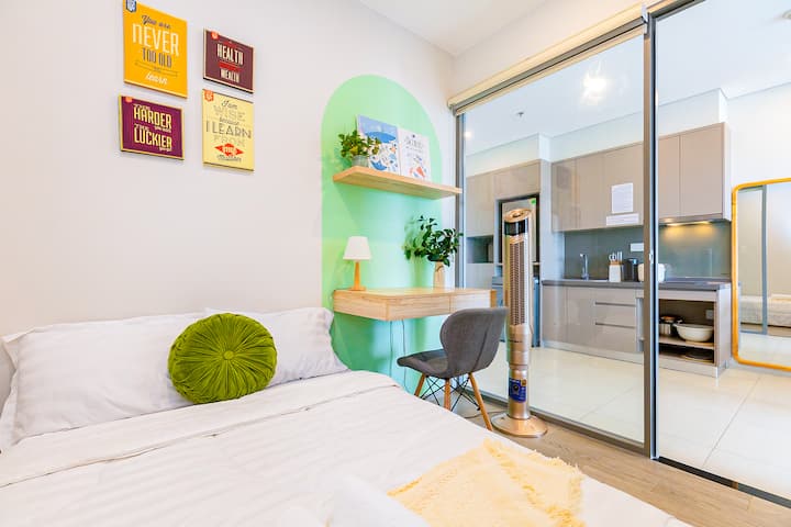 Chumba kidogo cha kulala chenye dawati 1 na feni 1