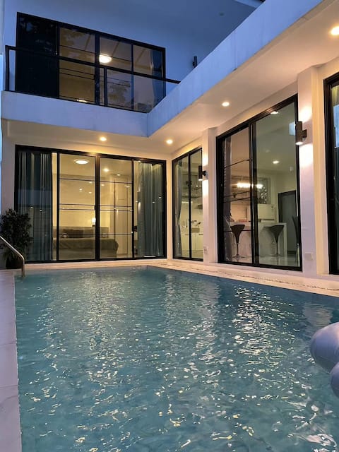 Lux Relax Pool Villa, 4 bedrooms, 3 bathrooms, near Chiang Mai Ancient City, luxury light luxury int