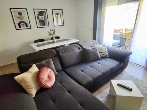 Close to FH: Modern apt with balcony