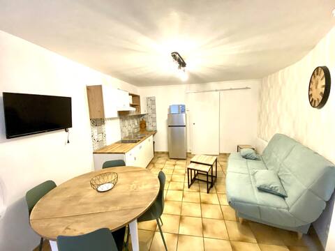 Nice 2-room ground floor apartment, Néris-les-Bains Center