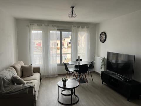 Beautiful apartment facing the train station / Private parking