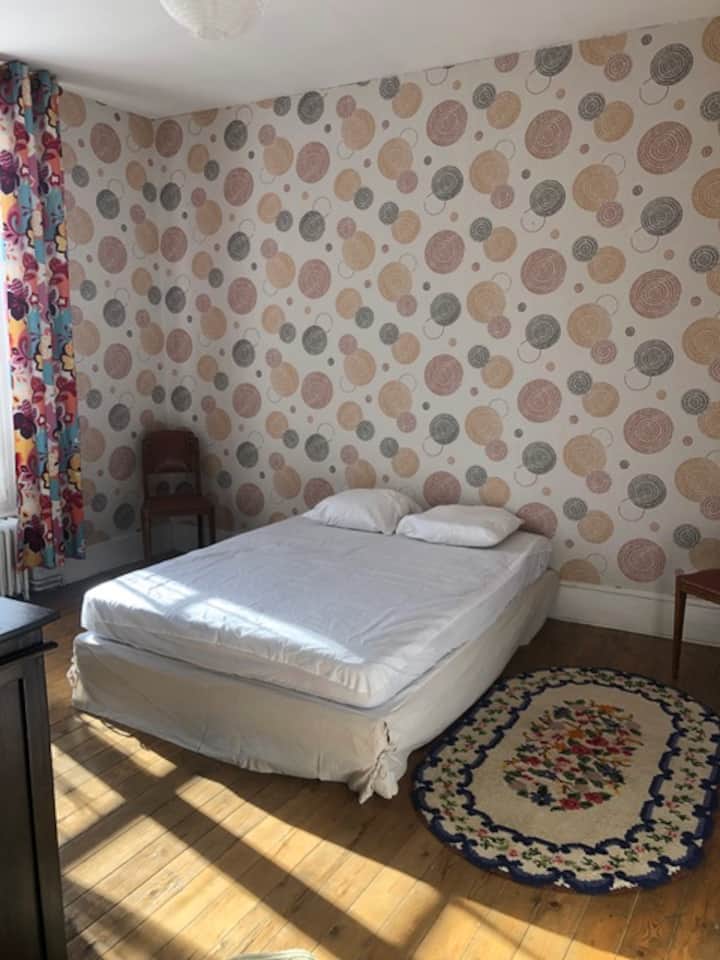 Dhoma e gjumit #2 (krevat (140/180) / Jug
Me qasje në banjë 2