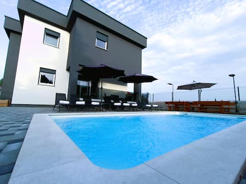 Villa Nikolina - modern villa & swimming pool