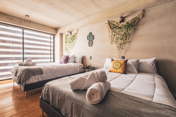 Dva kreveta u boho stilu, puna šarma i topline. Savršeno za opušten noćni odmor.