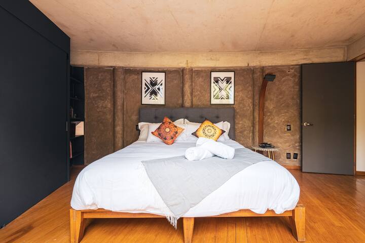 Exclusive 3-Story Boho Penthouse W/Private Terrace gallery image 3