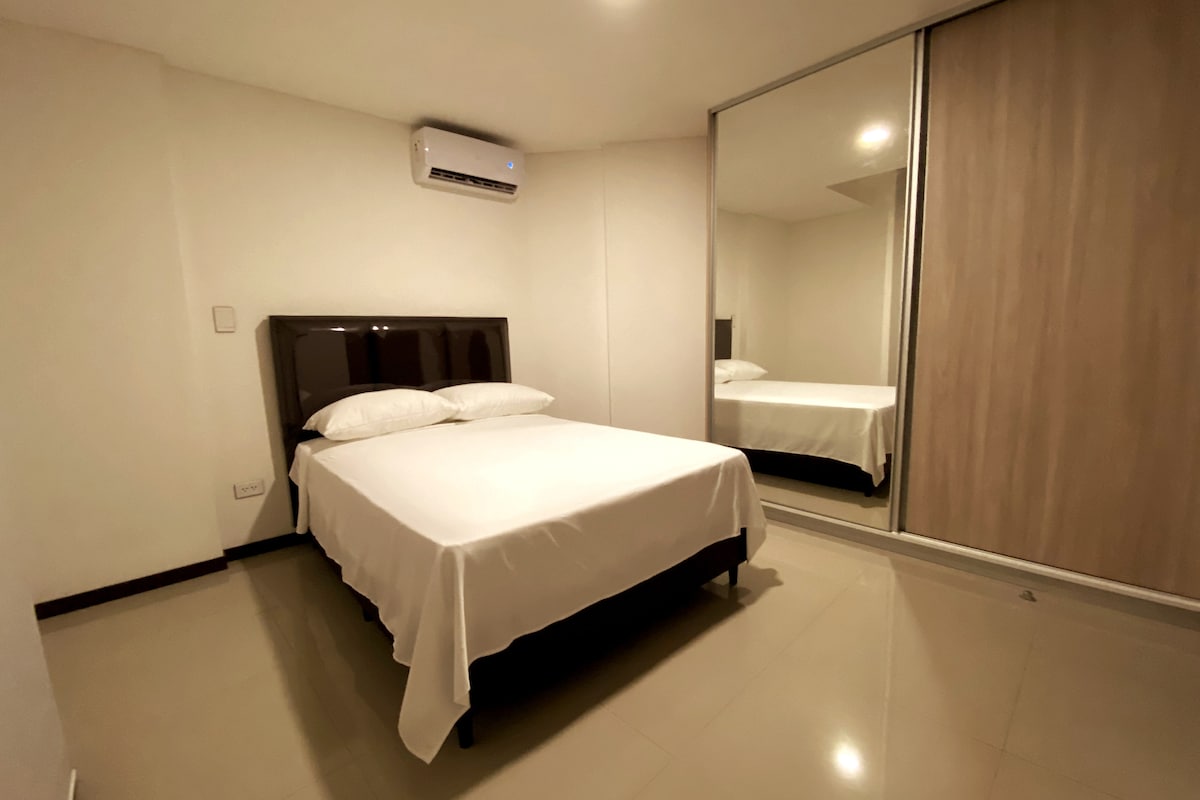 في هذا السرير ستحصل على راحة مريحة. مع كل المساحة لتخزين ممتلكاتك في خزانتنا الفسيحة.