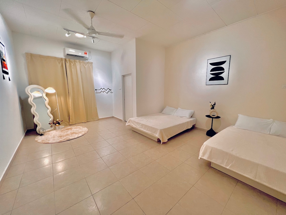 Hlavná spálňa vybavená 2 manželskými posteľami {IZBA 1}