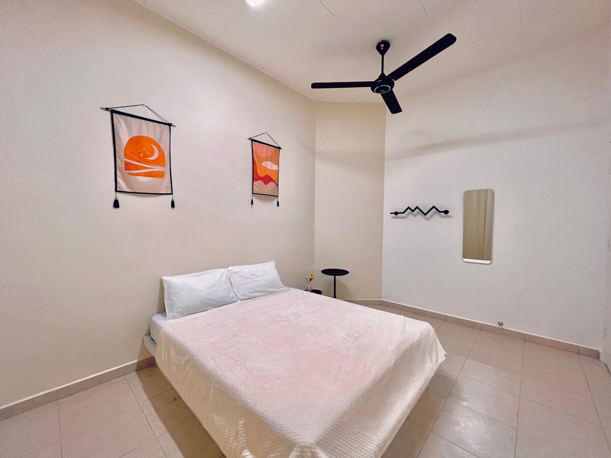 [Izba 3] Vybavená 1 manželskou posteľou Queen,  klimatizáciou, stropným ventilátorom, zrkadlom a vešiakom na utierky! 