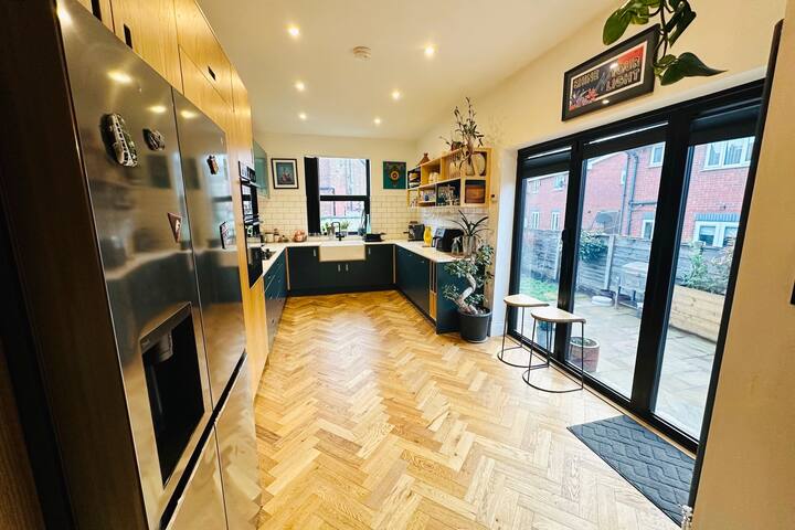 Spacious Unique Arty Home with Amazing Garden