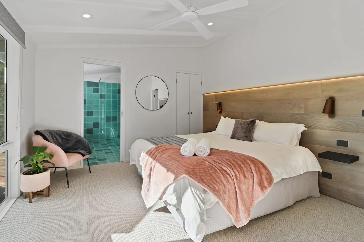 ห้องนอนใหญ่มีห้องน้ำในตัว สำหรับกลุ่ม 1 -2 คนคุณจะสามารถใช้ห้องนอนใหญ่และบ้านทั้งหลังได้แต่อีกสองห้องและห้องน้ำที่สองจะถูกล็อค สามารถจองห้องพักเพิ่มเติมได้โดยมีค่าธรรมเนียมเพิ่มเติม