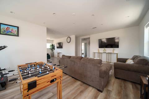 Magnificent 6BR near Disney w/Parking & Play area