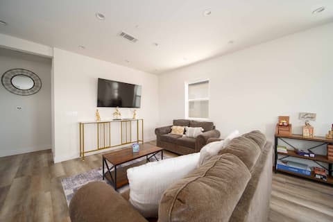 Spacious 6BR Near Disney w/ Parking & Play Area