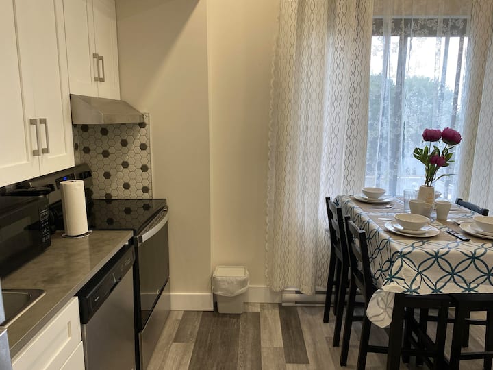 Warmly satys Decarie 408 Central 1 bedroom apartment