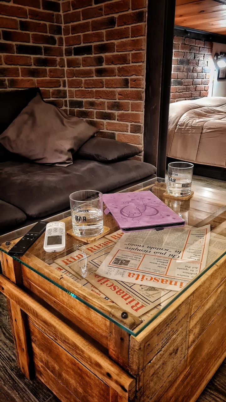 Inaangalia eneo la kuishi na kitanda cha watu wawili...