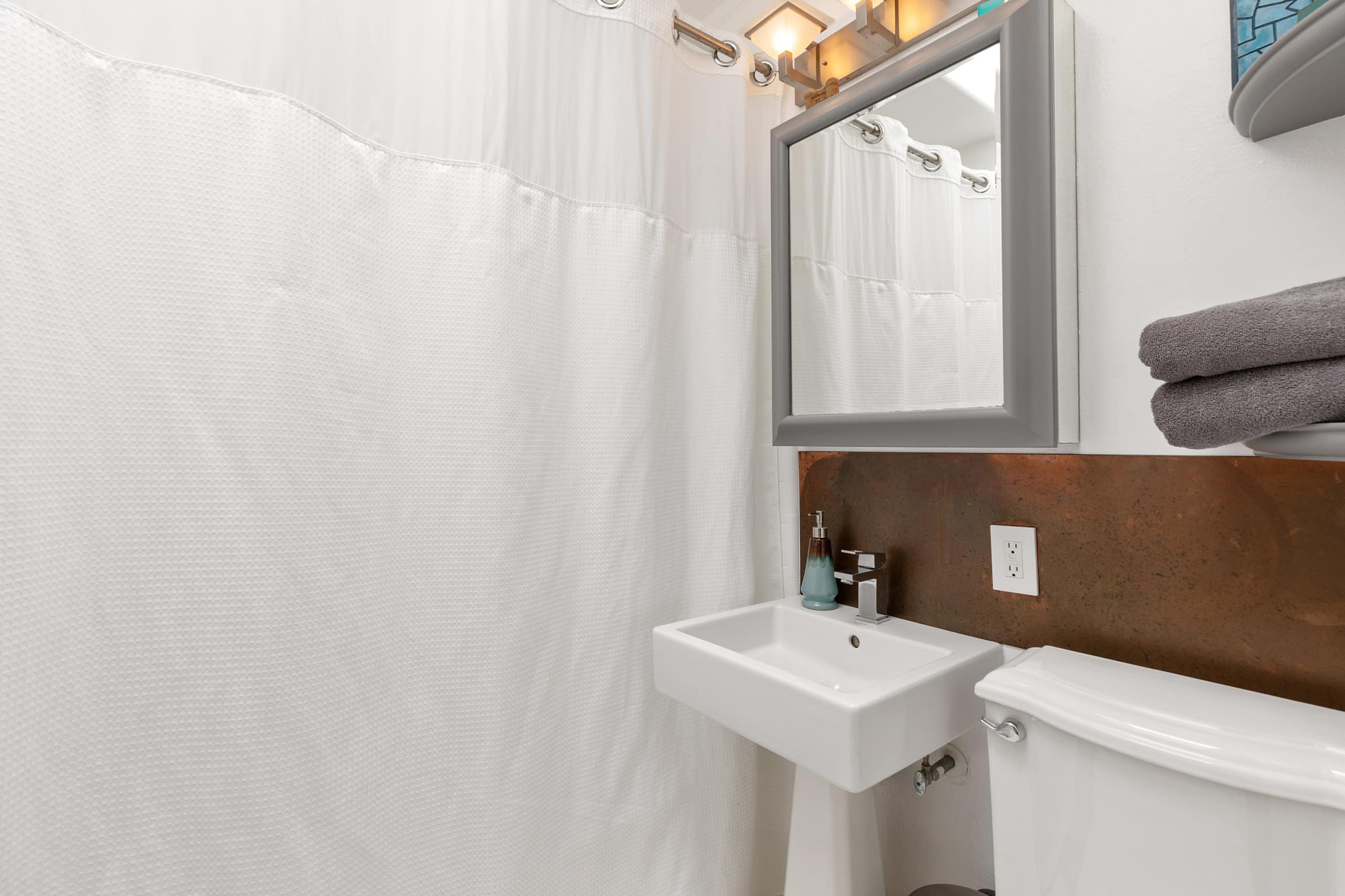 Home in San Francisco · ★4.7 · 4 bedrooms · 7 beds · 2 baths - Image 13