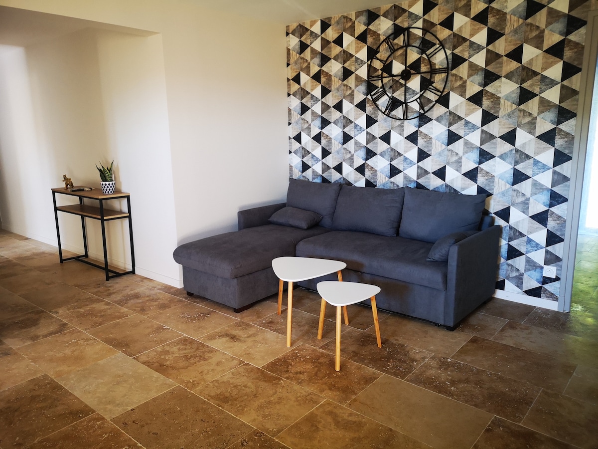 Popular Airbnb listing: Nice apartment with pool. in Cahors