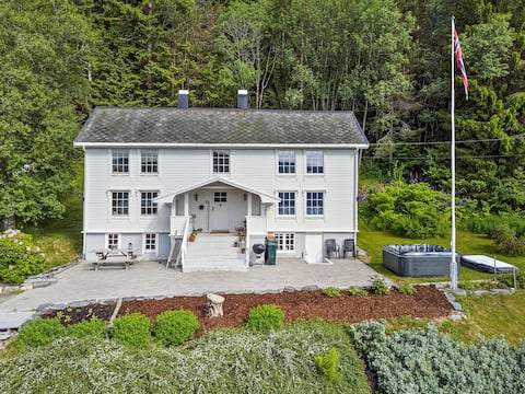 Charming house with a lovely view!