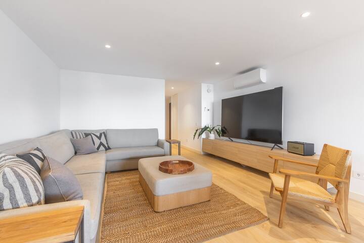 Oceanfront Lux Condo, 3 bedrooms, Sleeps 9 gallery image 5