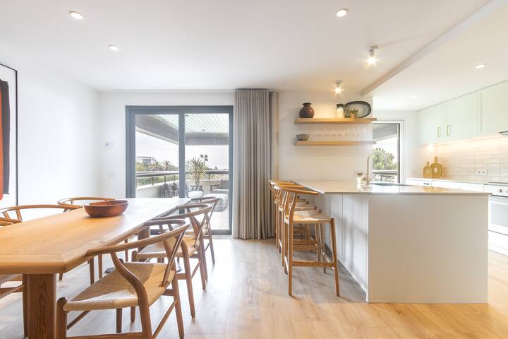 Oceanfront Lux Condo, 3 bedrooms, Sleeps 9 gallery image 2