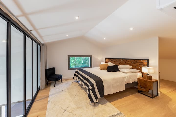 Chambre à l'étage avec dressing et salle de douche attenante