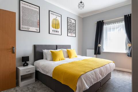 2BR • 2BA • Emperor Beds • Free Parking • Near LGW